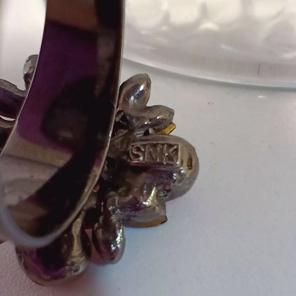Size 9 Gorgeous Red Rhinestone Ring Signed SNK - Picture 9 of 9